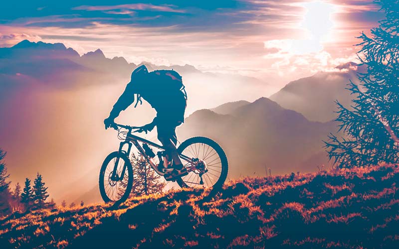 Ciclista motivado en montaña