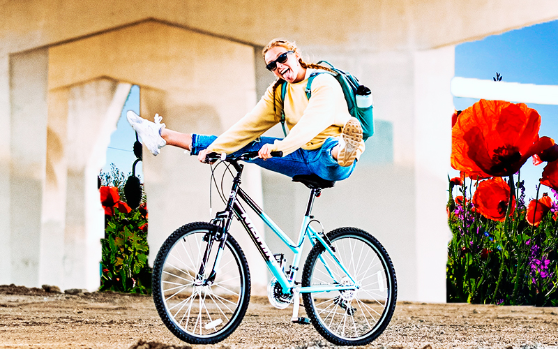 Ciclista sonríe