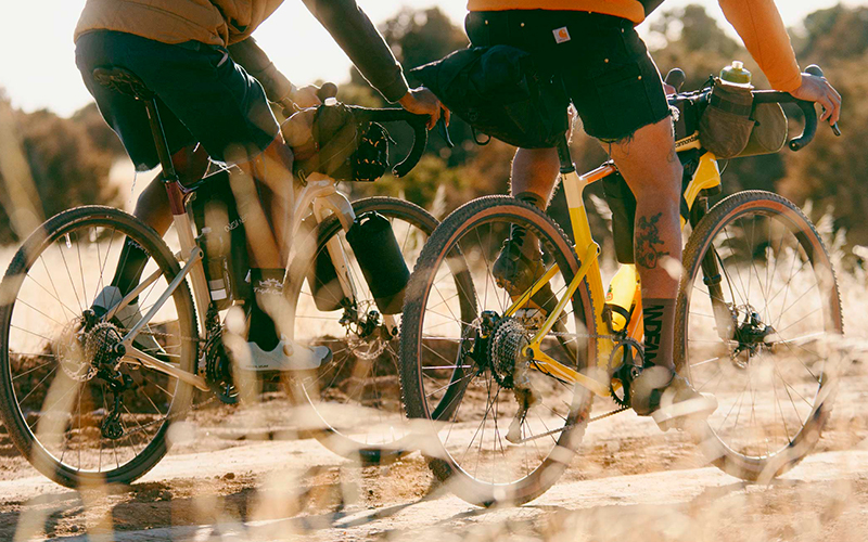 Riders en bicicletas de gravel 2023