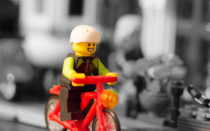 Ciclista con casco
