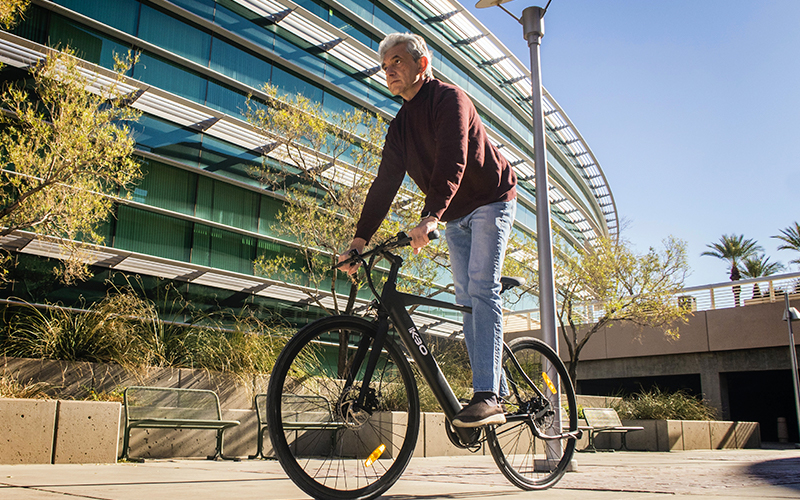 Hombre tercera edad activo practica ciclismo con e-bike 2023