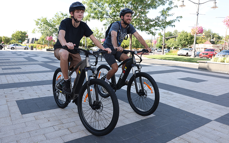 Personas jovenes ciclistas con E-Bike 2023 Personas jovenes ciclistas con E-Bike 2023